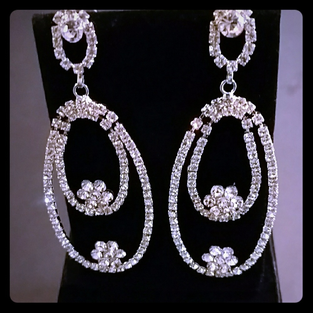 TOI COLLECTION DANGLING EARRINGS